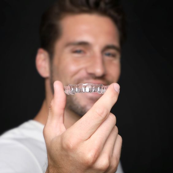 Orthoclub – Man met aligner voor de boveste kaak